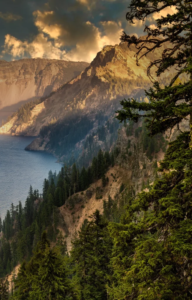 wide landscape photo of crater lake in Oregon